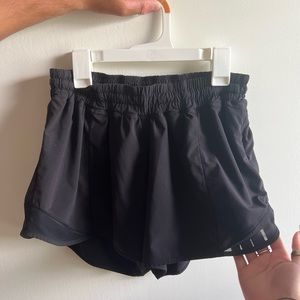 BLACK LULULEMON HOTTY HOT SHORTS SIZE 6